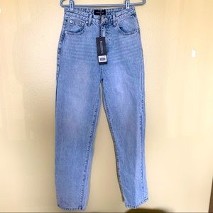 White Fox Boutique Straight leg denim jeans. Never been worn! Size Medium.